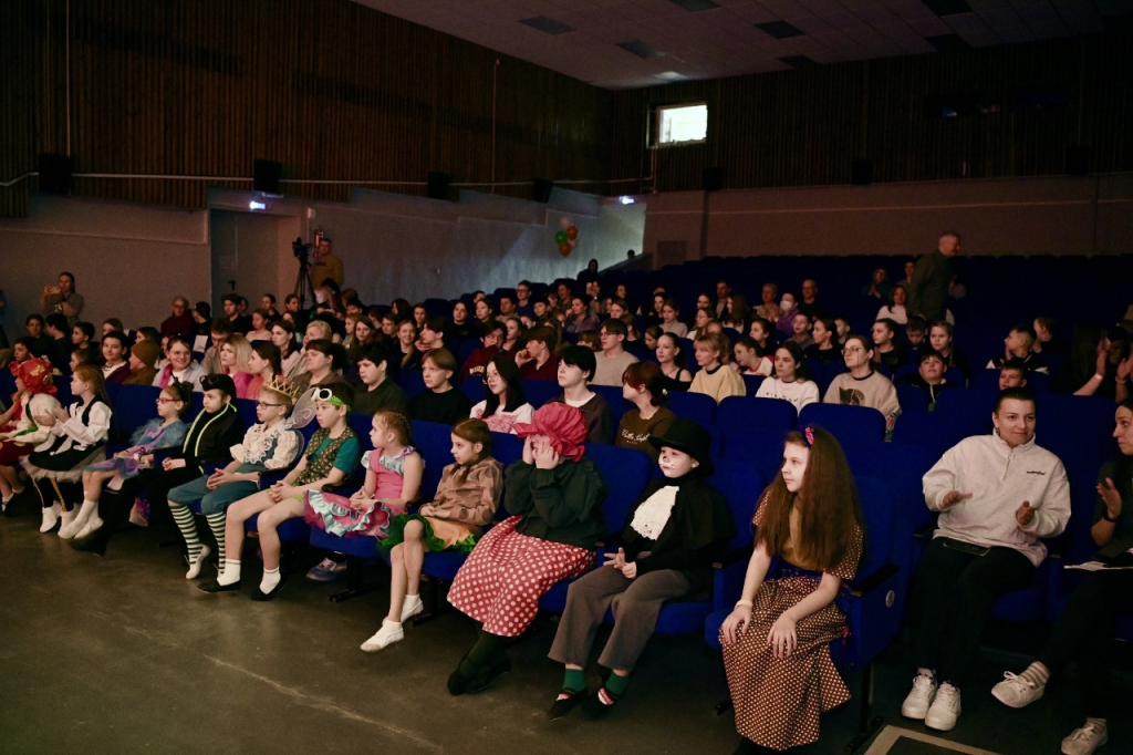 Артур Парфенчиков открыл V Фестиваль непрофессиональных детских театров «В кругу друзей»