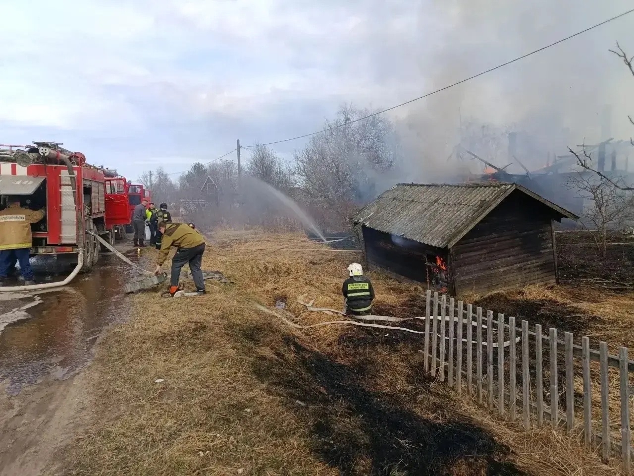 Пожарные не допустили огонь до жилых домов в Карелии