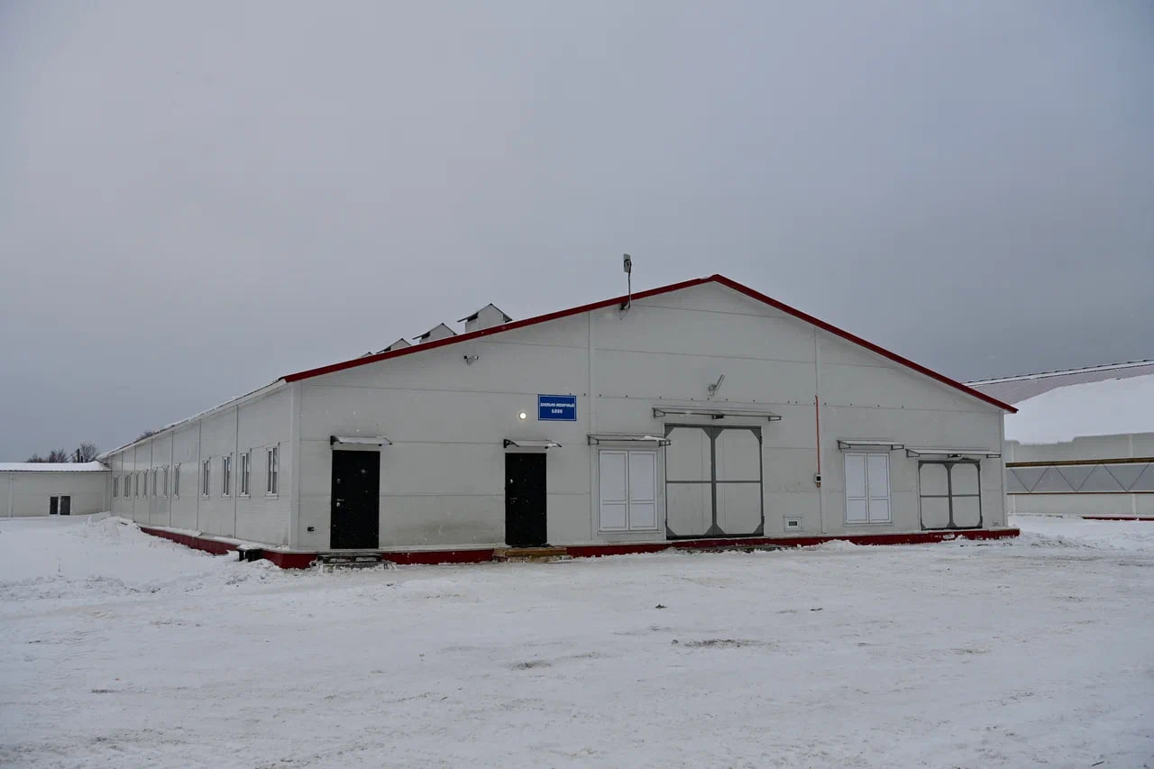 Игорь Руденя и Артур Парфенчиков оценили работу нового животноводческого комплекса в селе Видлица