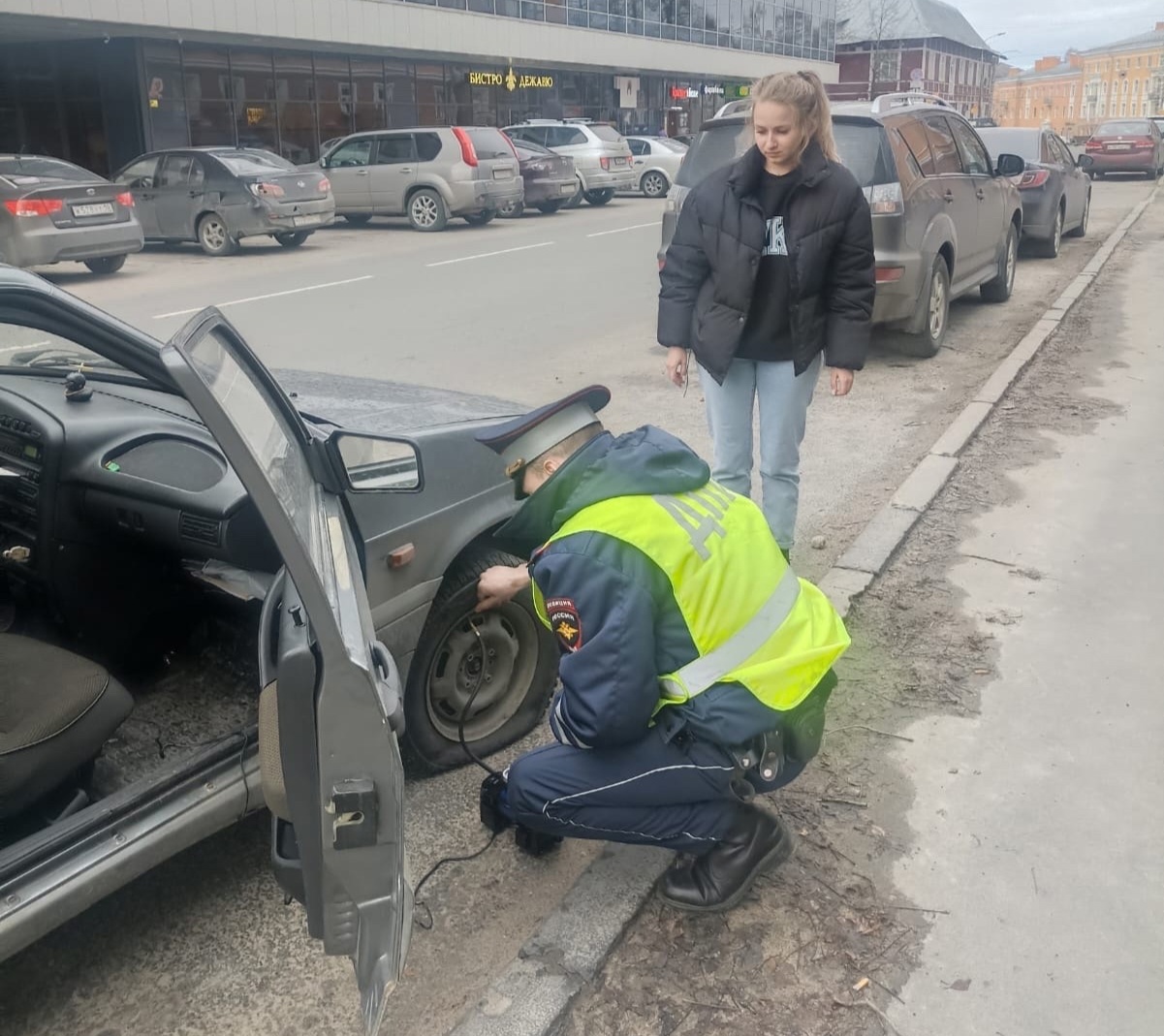 Автоинспекторы Петрозаводска помогли автоледи в трудной ситуации