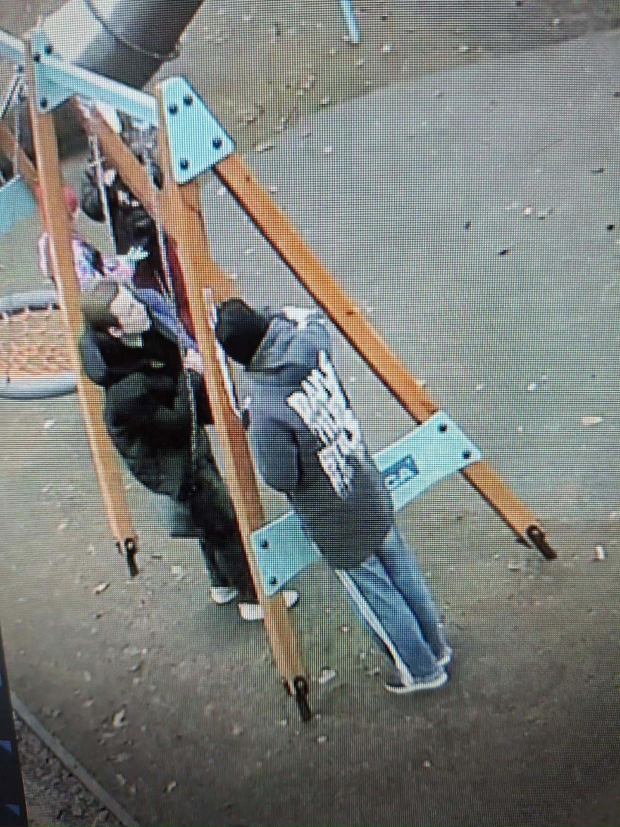 В Кондопоге подростки устроили взрыв в детской горке и сломали качели