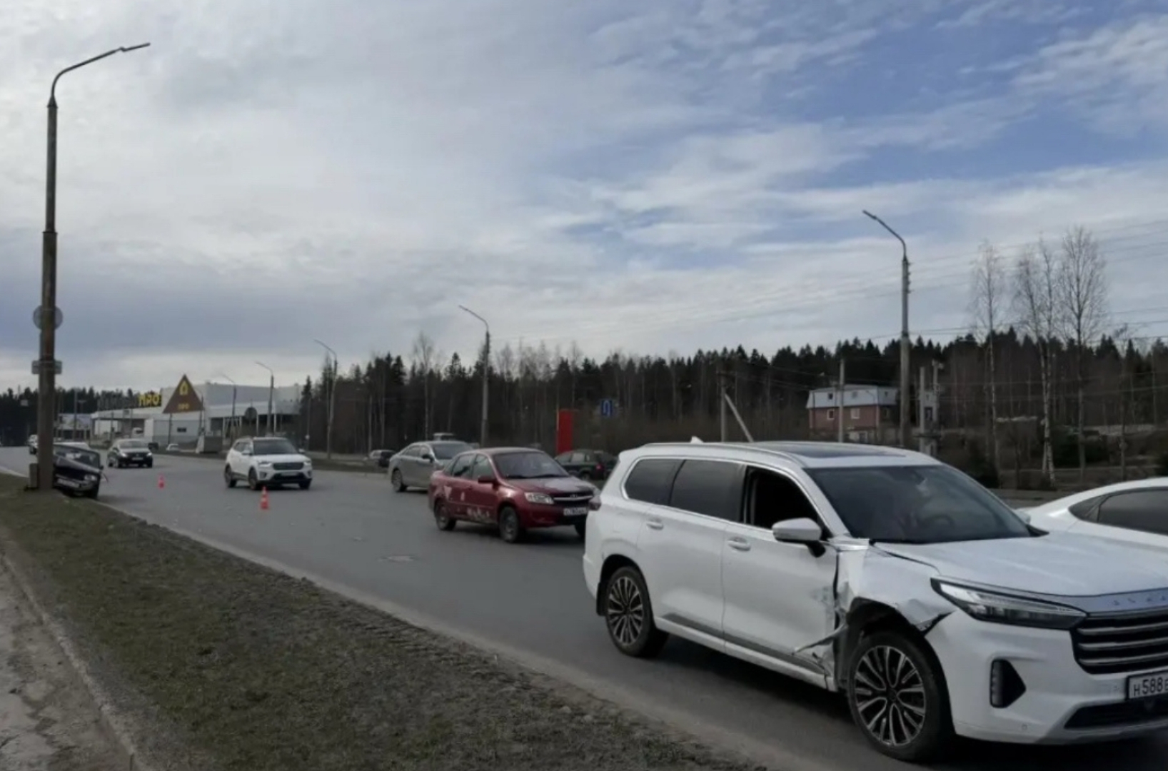 Молодой водитель пострадал при ударе об столб на Лесном проспекте в Петрозаводске