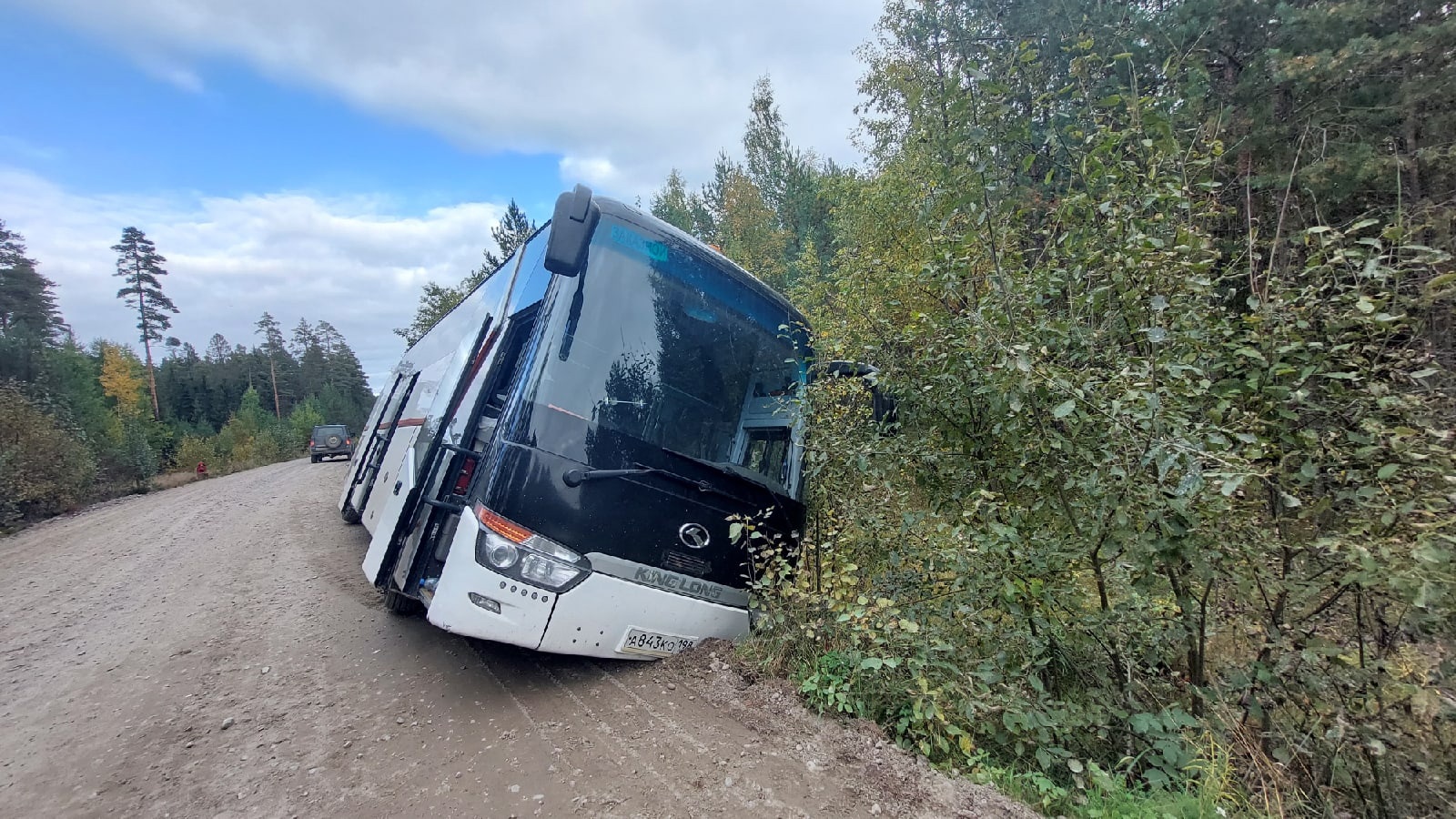 Экскурсия на автобусе в карелию. Туристический автобус. Автобус турист. Автобус на трассе.