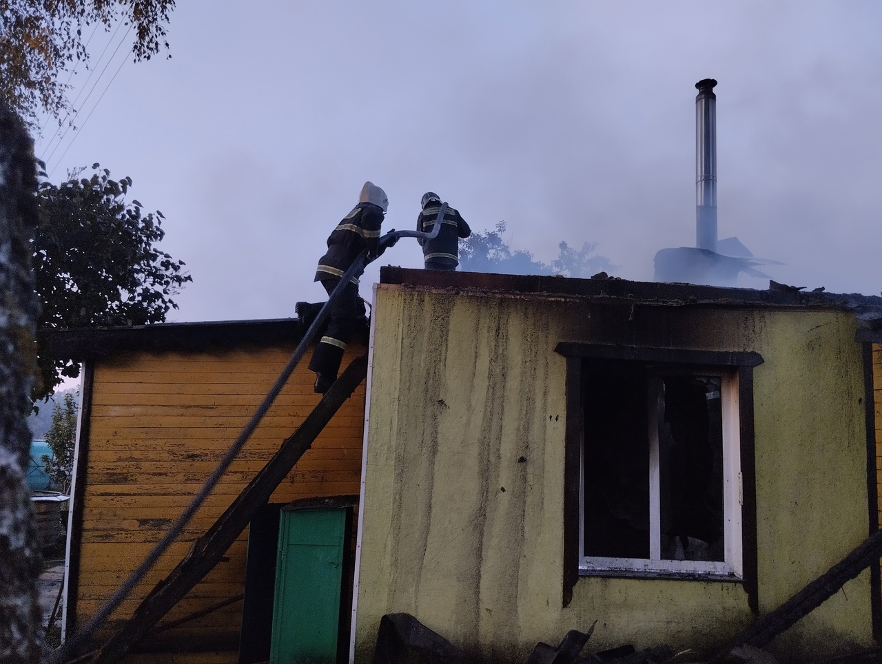 Огонь охватил ночью двухквартирный дом в поселке Карелии | 07.09.2023 |  Новости Петрозаводска - БезФормата