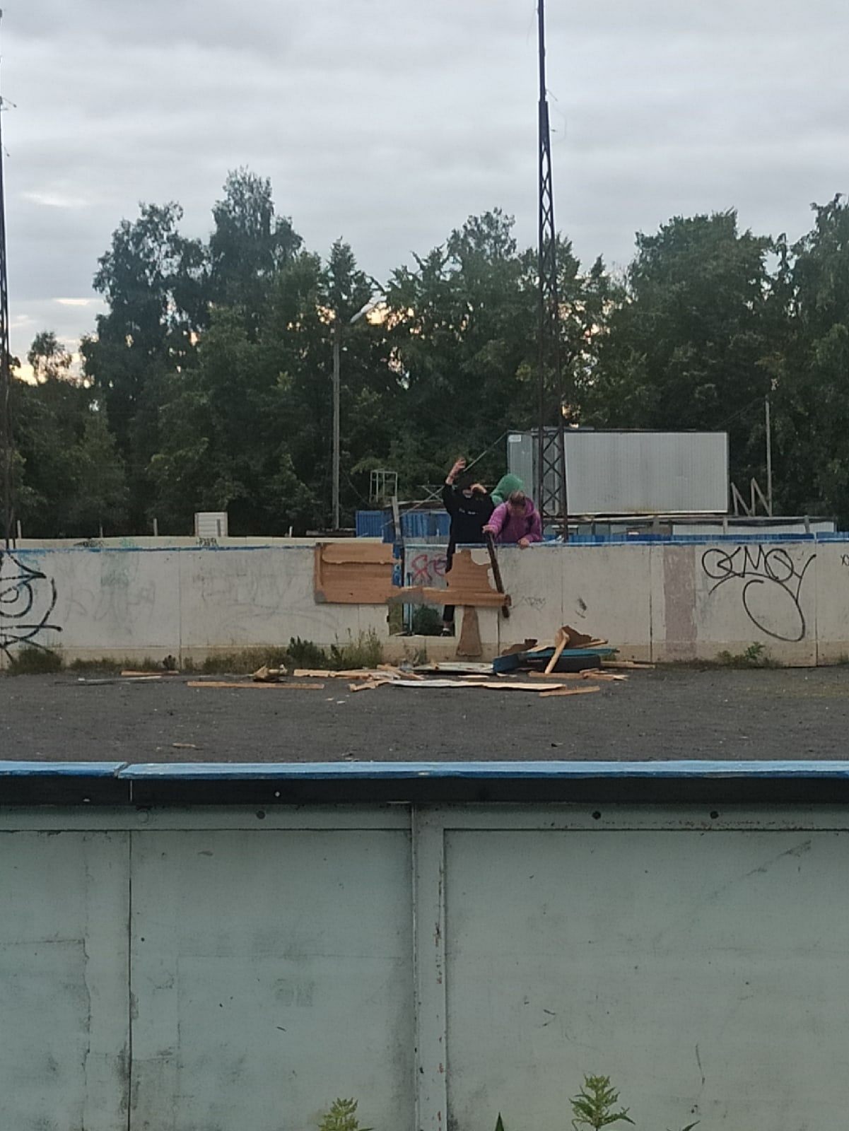 Юные вандалы разломали забор на стадионе бывшей спортшколы в Петрозаводске  | СТОЛИЦА на Онего