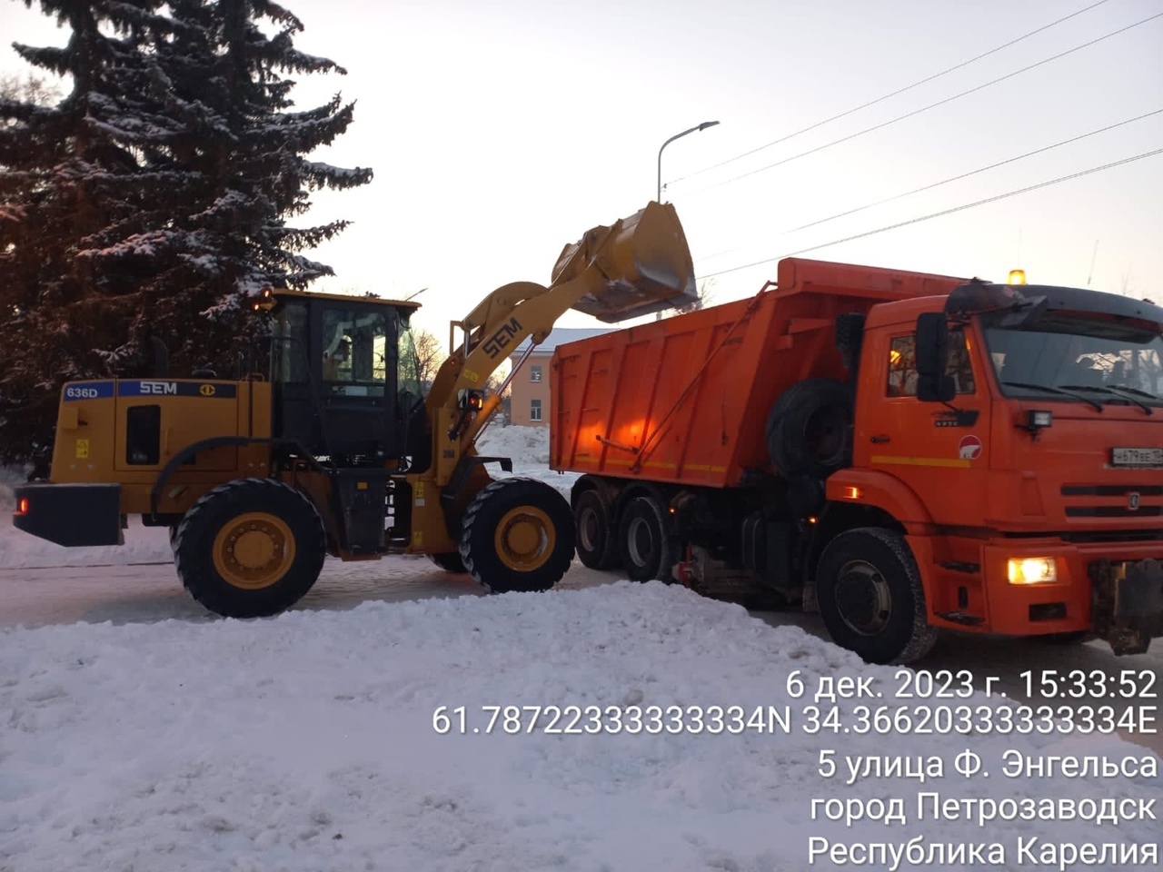 Подрядчик убирает снег в детских городках Петрозаводска