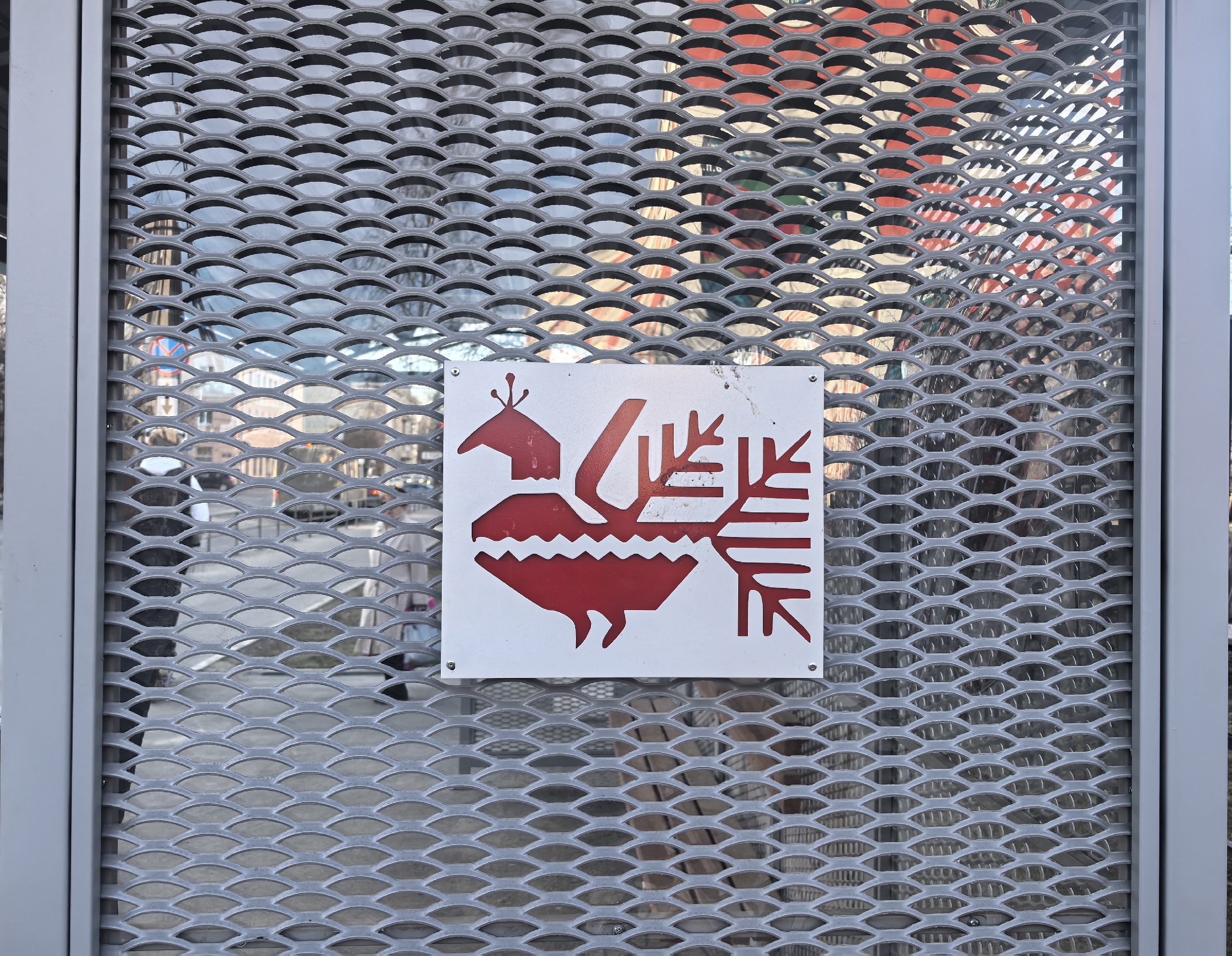 Еще четыре остановки с орнаментами установили в Петрозаводске