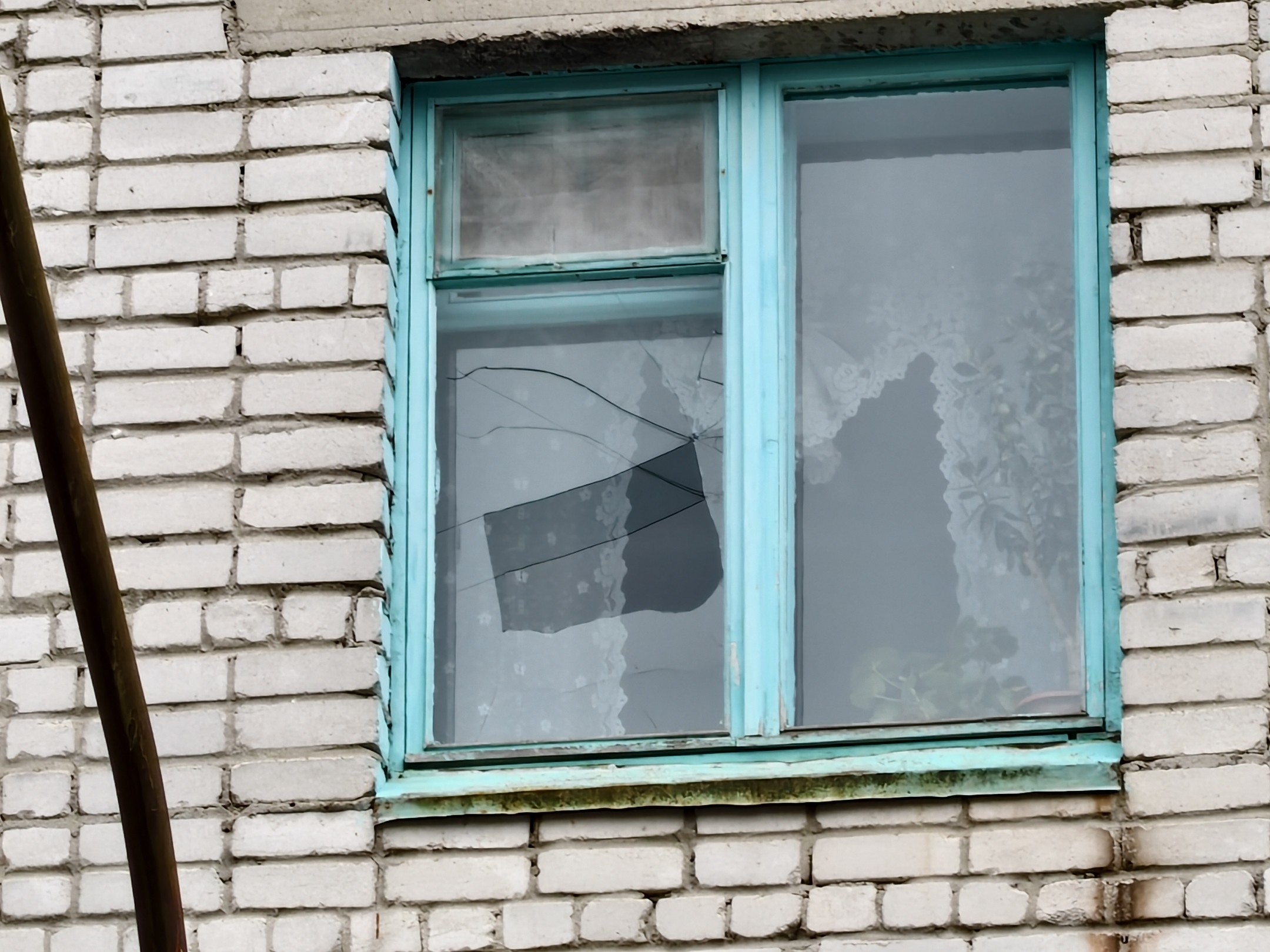 Неизвестный стрелял в окно жилого дома в Питкяранте