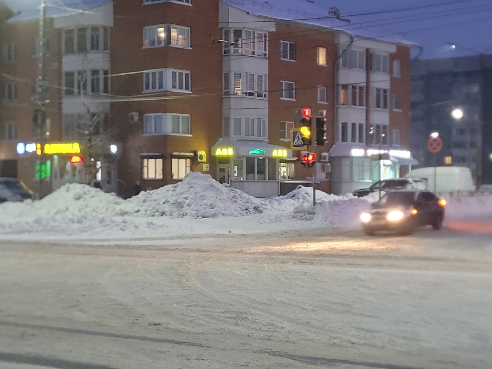 Петрозаводск режим. Снегопад в городе. Снег в Петрозаводске. Город Снежное фотографии. Фото заснеженный тротуар.