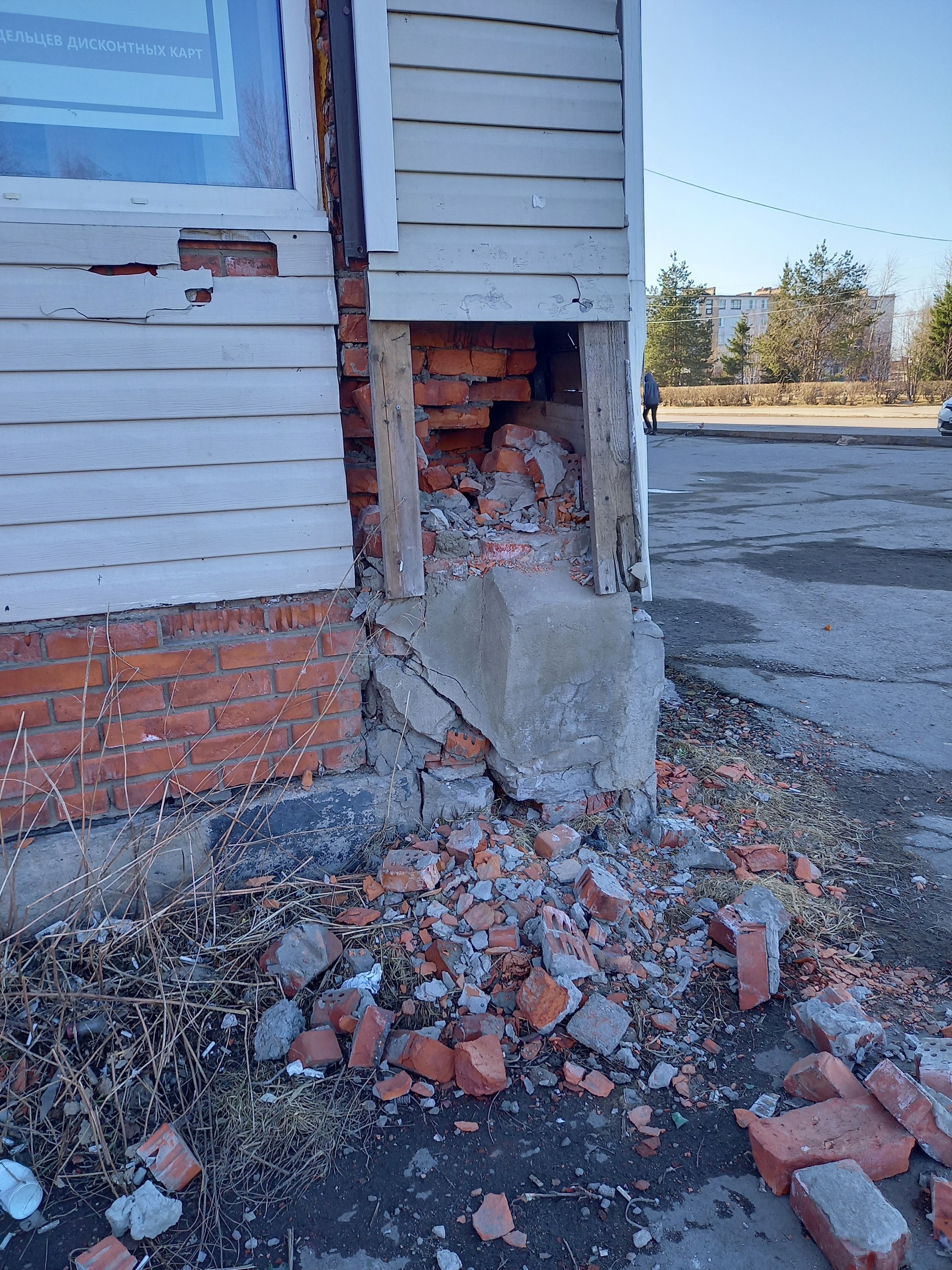 В городе на севере Карелии обвалилась часть стены жилого дома (ФОТОФАКТ) |  24.04.2021 | Новости Петрозаводска - БезФормата