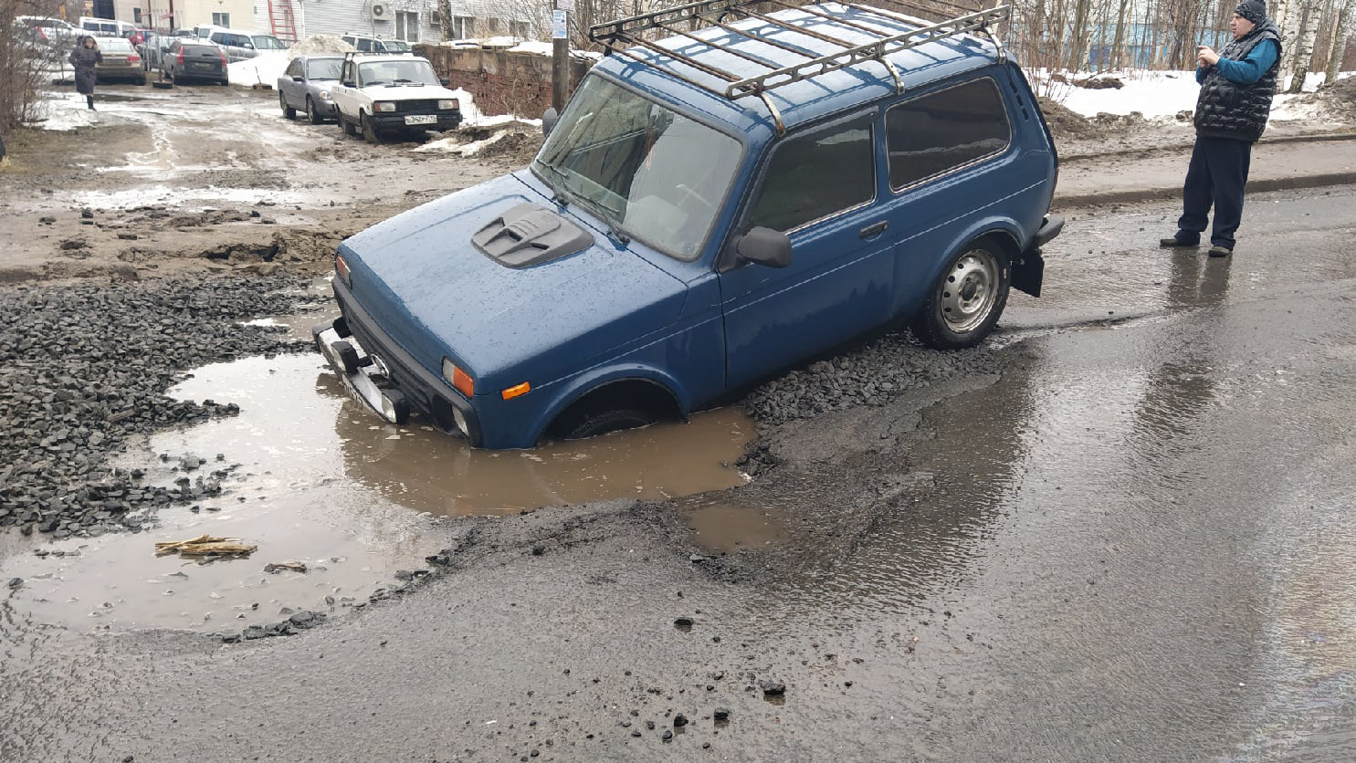 В центре Петрозаводска внедорожник провалился в яму на дороге (ШОК-ФОТО) |  30.03.2021 | Новости Петрозаводска - БезФормата