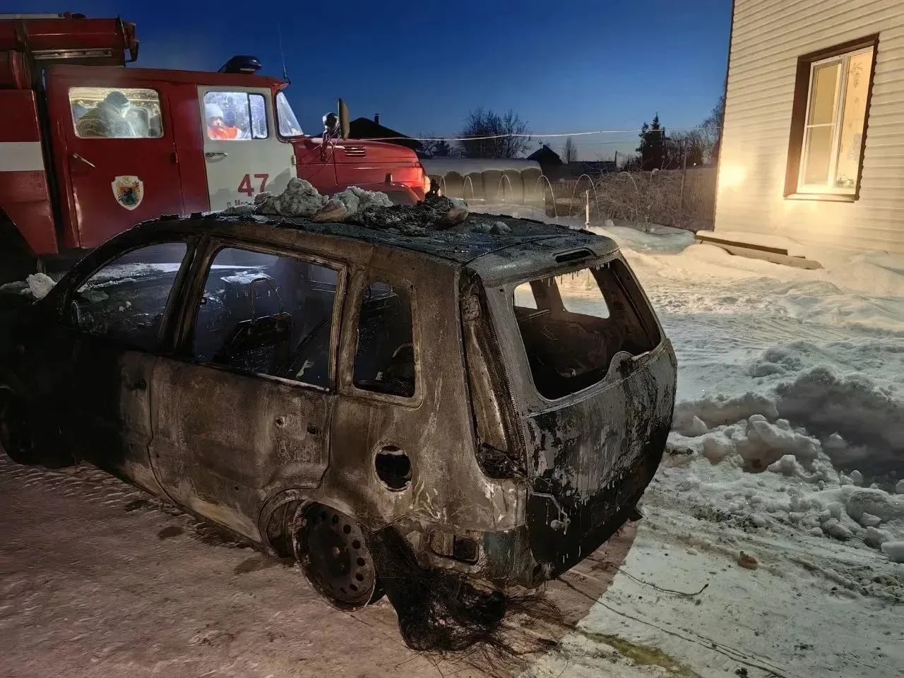 Автомобиль сгорел полностью в поселке рядом с Петрозаводском