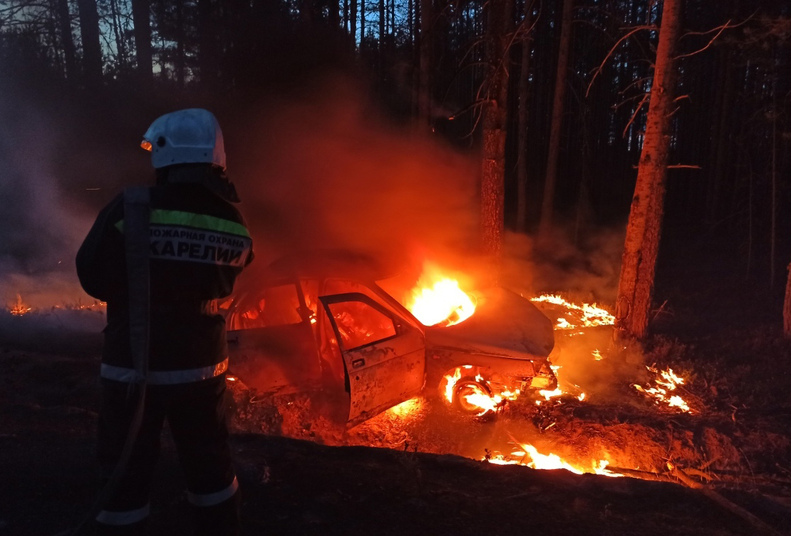 Съехавший в кювет автомобиль 