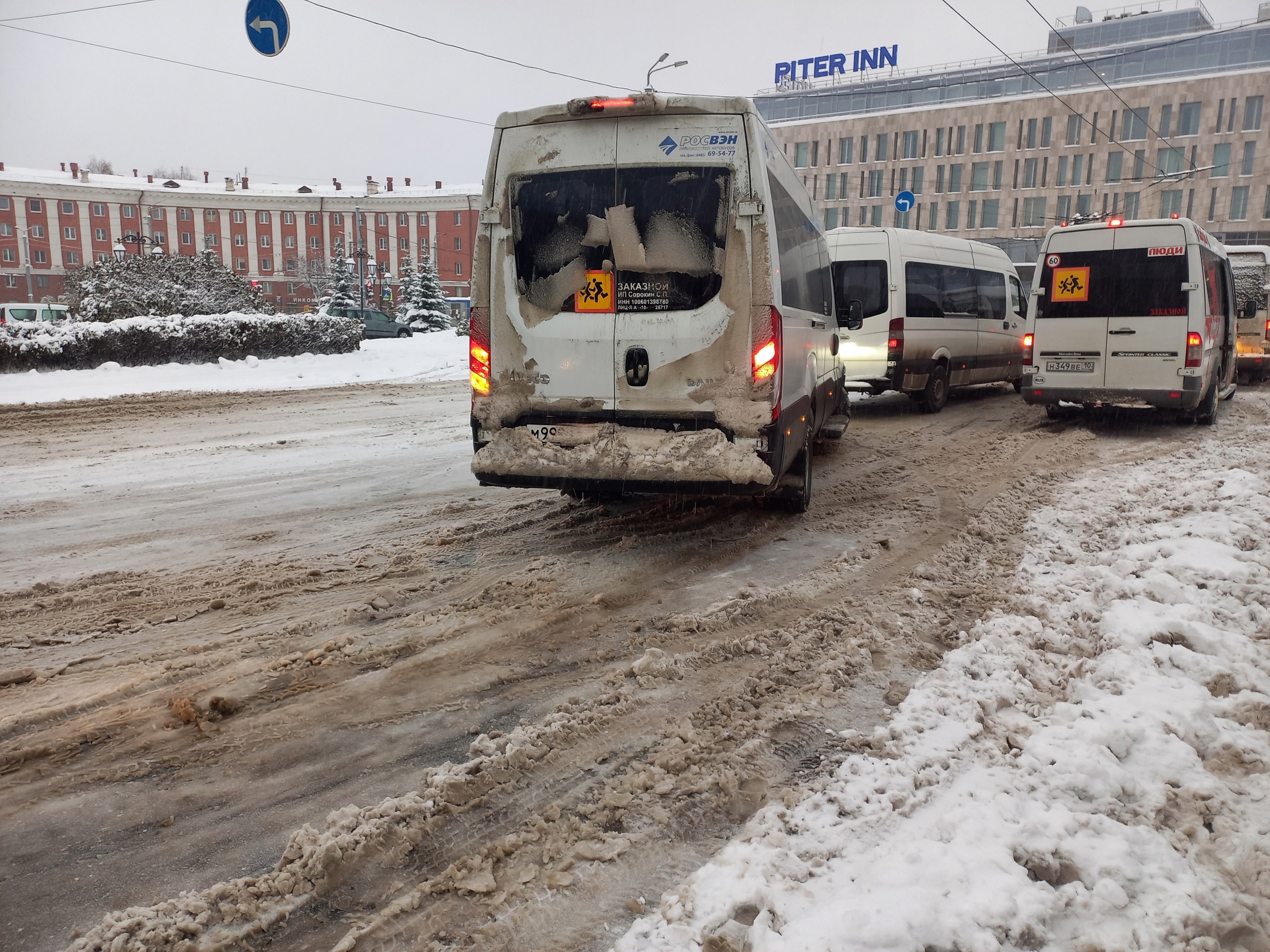 Автобусы застревают в снежной каше у вокзала в Петрозаводске | СТОЛИЦА на  Онего