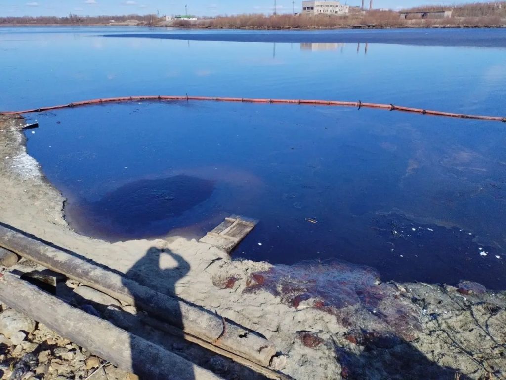 В Выгозере убрали большую часть масляного пятна
