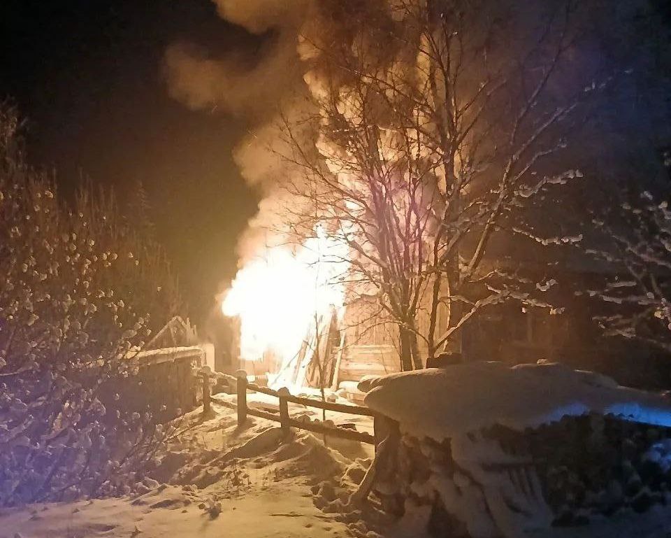 Жилой дом практически полностью сгорел в Пудожском районе