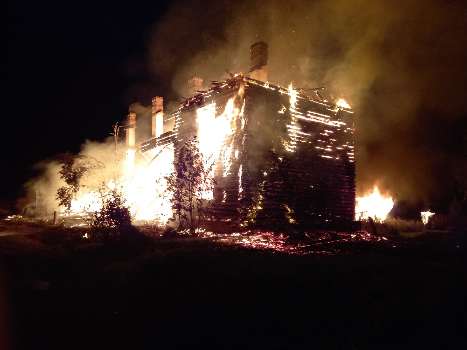 Сгорал почти до тла. Дом горит. Пожар в доме. Пожар фото. Сгоревшее здание.