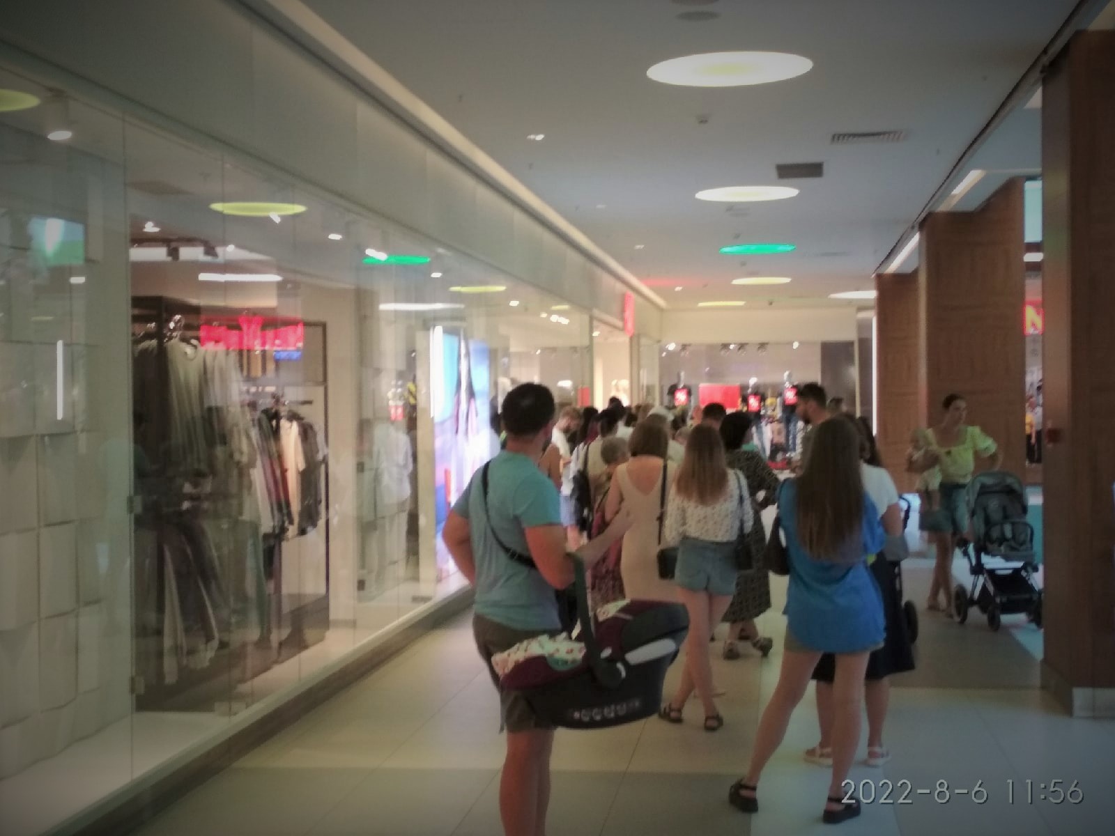 Безумные шоперы: очередь покупателей образовалась перед открывшимся отделом «H&M» в Петрозаводске