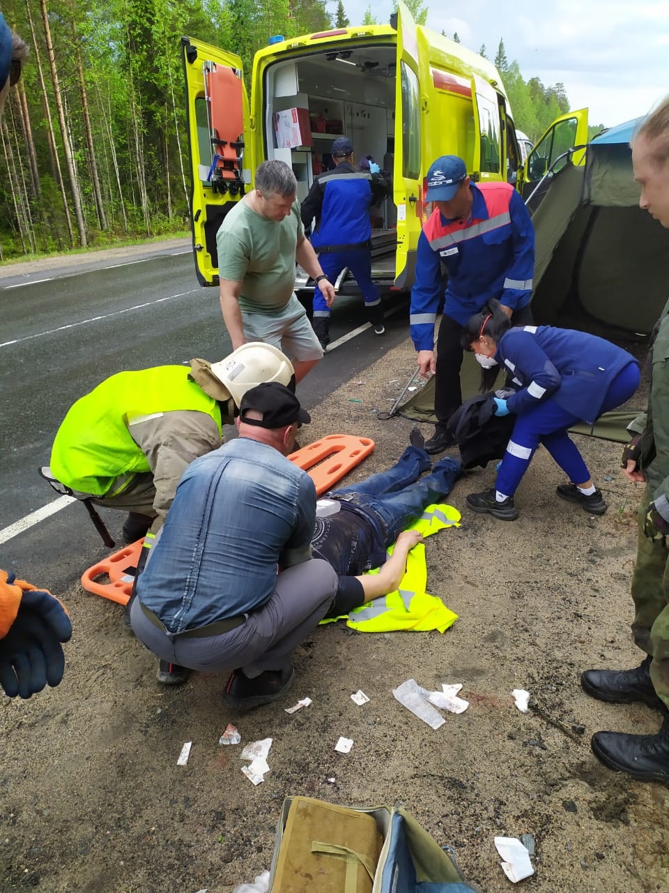 До прибытия специалистов травмированному водителю слетевшего с дороги и  перевернувшегося авто на севере Карелии помощь оказывали очевидцы |  03.06.2024 | Новости Петрозаводска - БезФормата