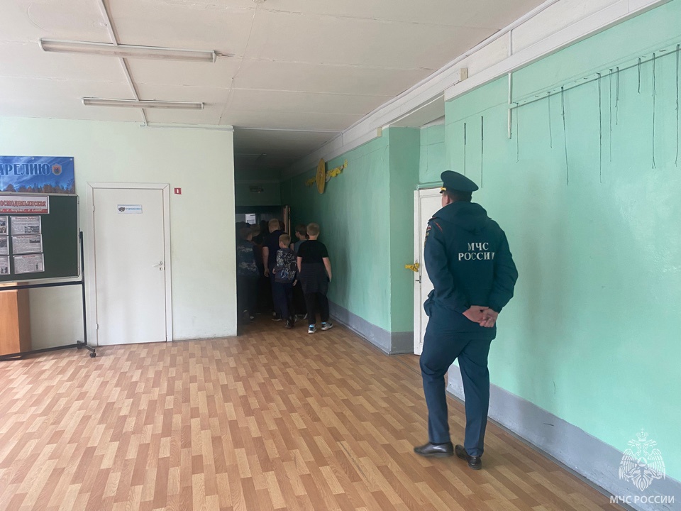 Детей эвакуировали из учебных заведений Карелии