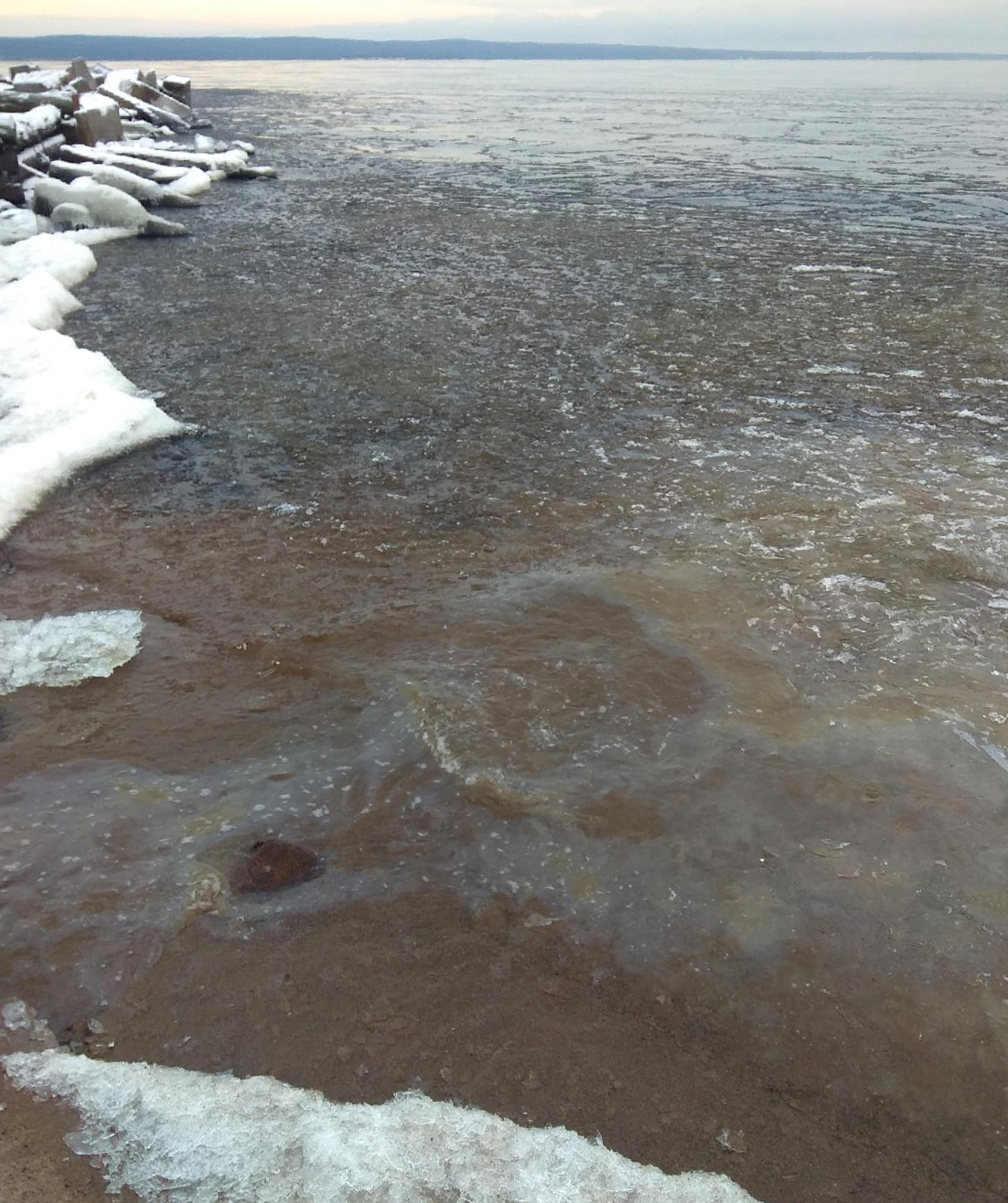 Онежское озеро загрязнено. Онежское озеро нефтезагрязнение. Онежское озеро зимой. Парк Онежского озера.