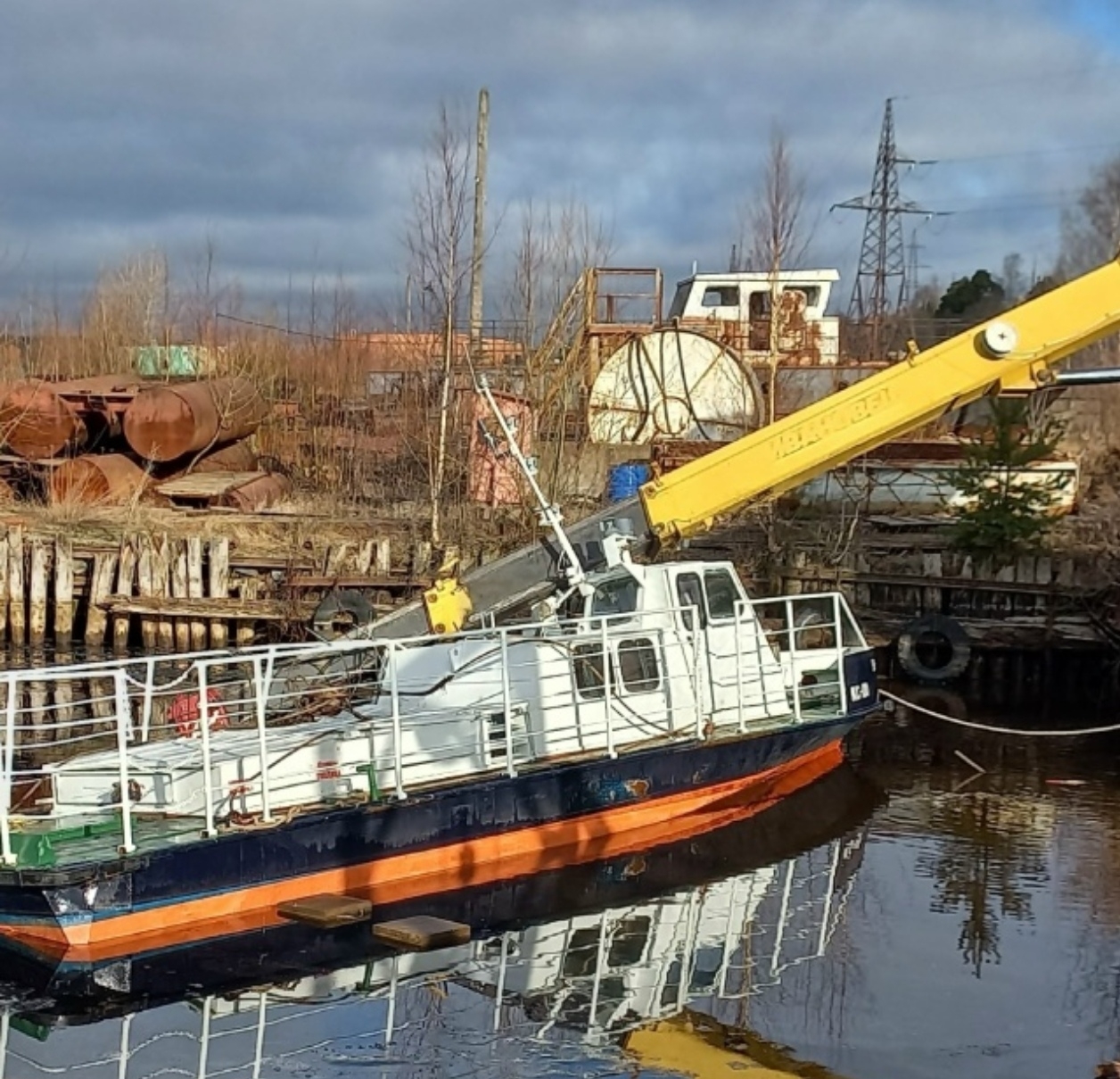 Автокран опрокинулся при попытке спустить катер в Кондопоге