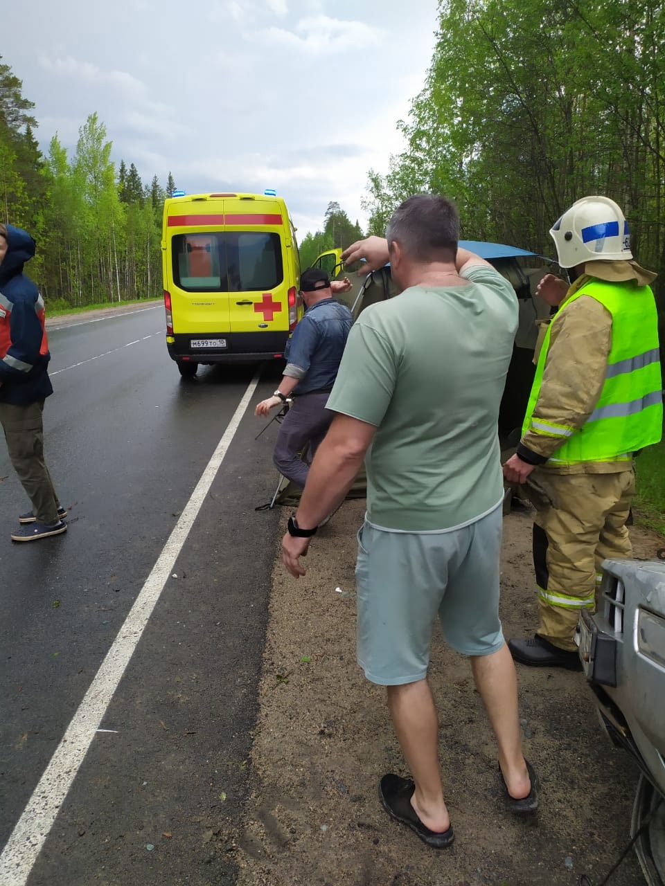 До прибытия специалистов травмированному водителю слетевшего с дороги и  перевернувшегося авто на севере Карелии помощь оказывали очевидцы | СТОЛИЦА  на Онего