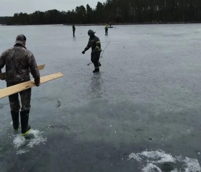 Рыбака в лодке эвакуировали со льда в Суоярви