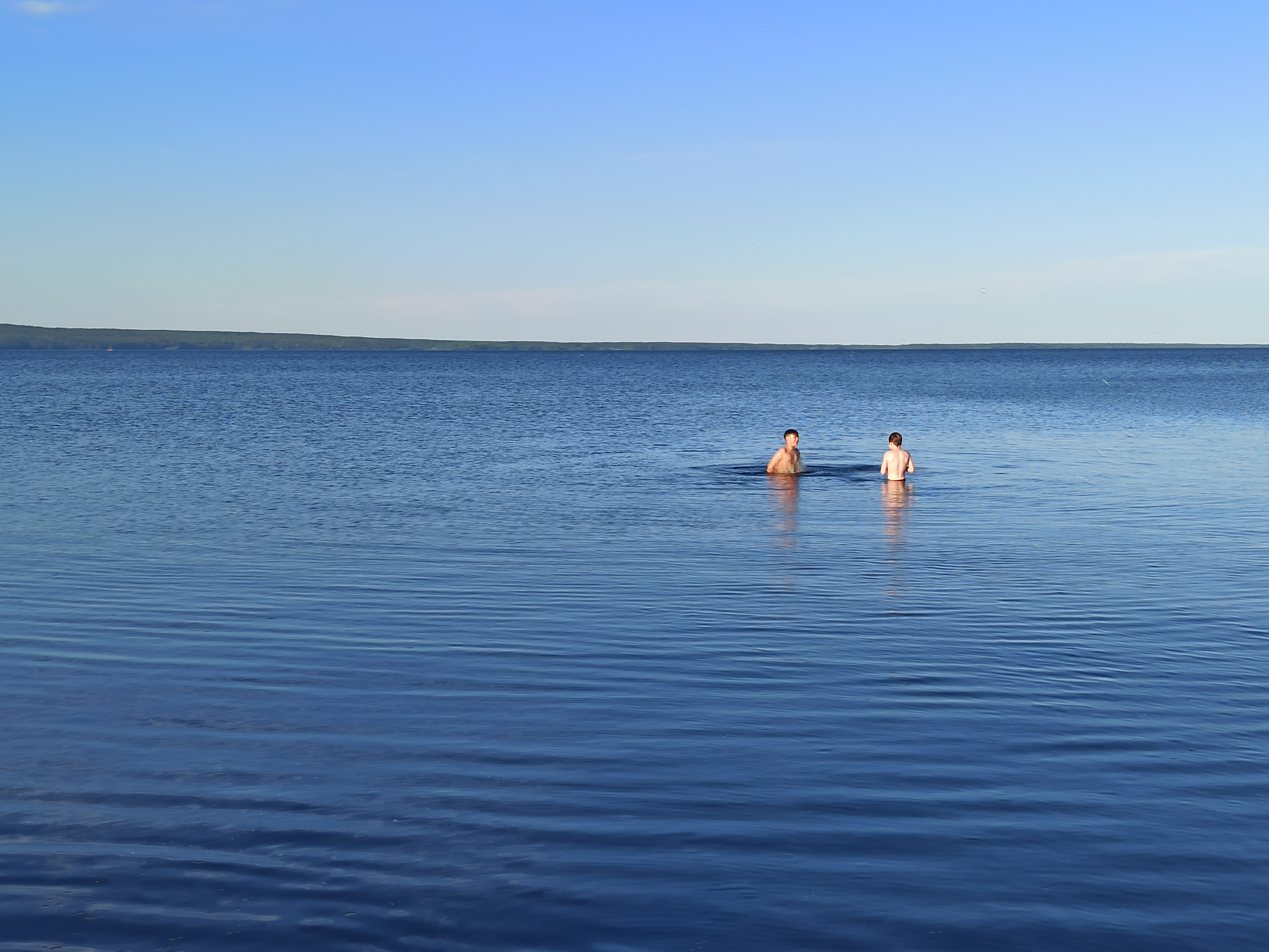 Карелия купаться. Купание в Онежском озере. Купаться в Онежском озере. Онежское озеро пляж купаться. Купаемся в Карелии.
