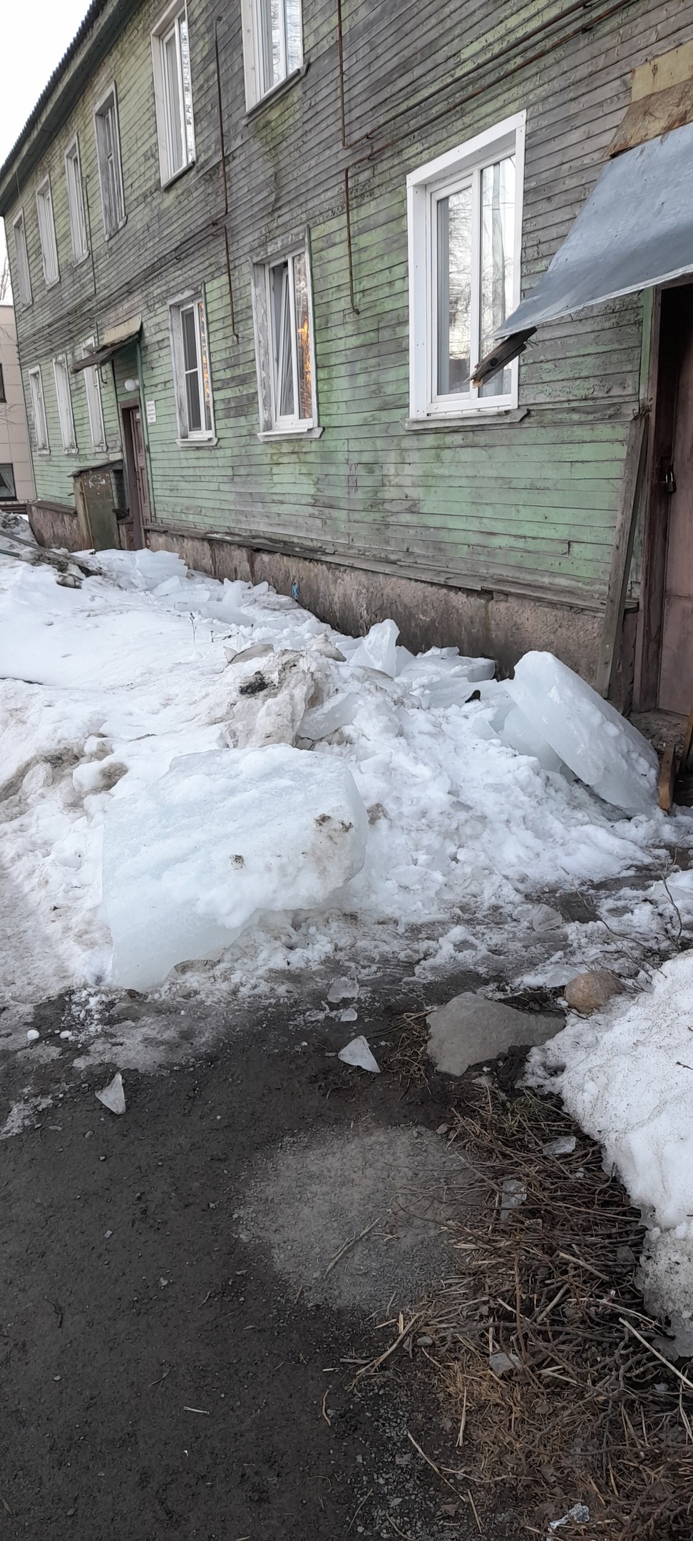 Лед обрушился и оторвал козырек у подъезда дома в Петрозаводске (ФОТО) |  20.03.2022 | Новости Петрозаводска - БезФормата