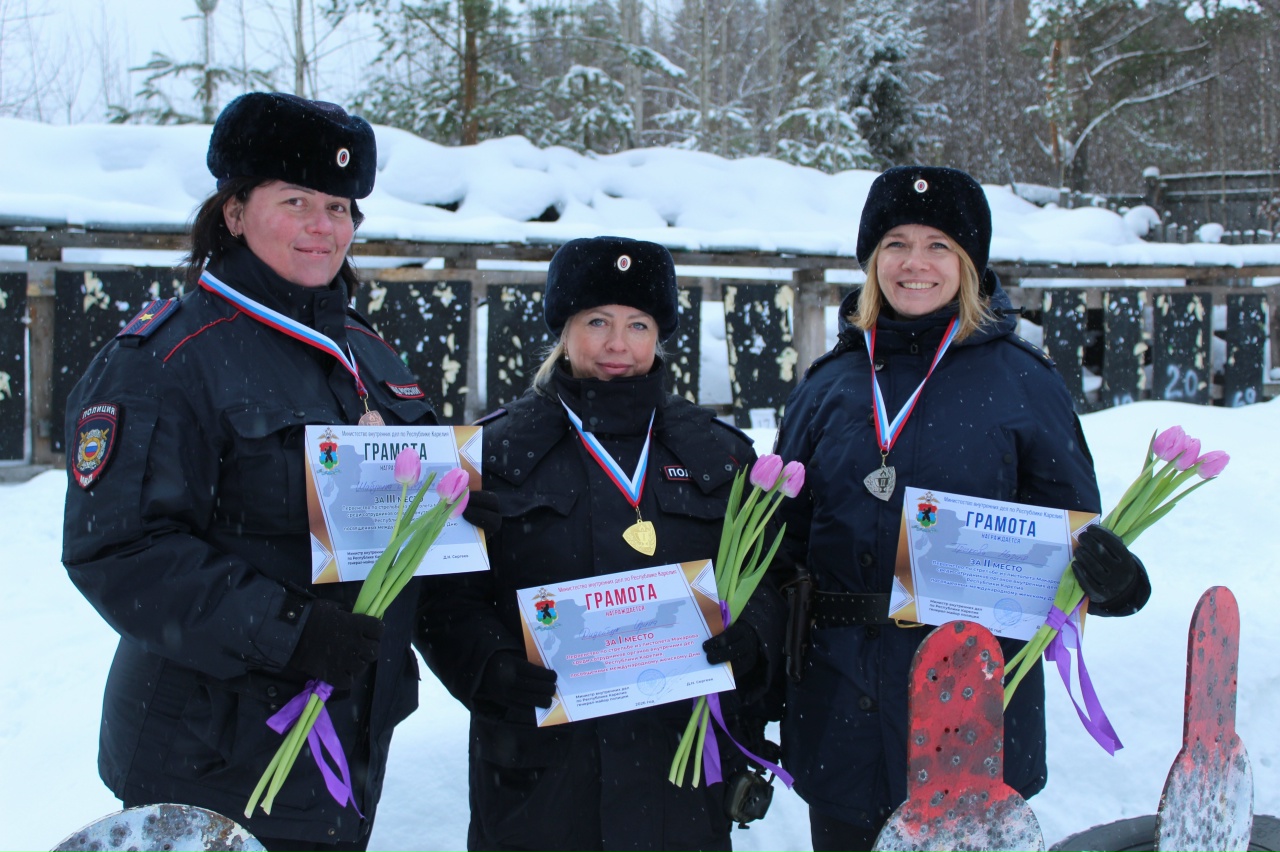 Женщины-полицейские Карелии определили, кто из них лучше всех стреляет из пистолета