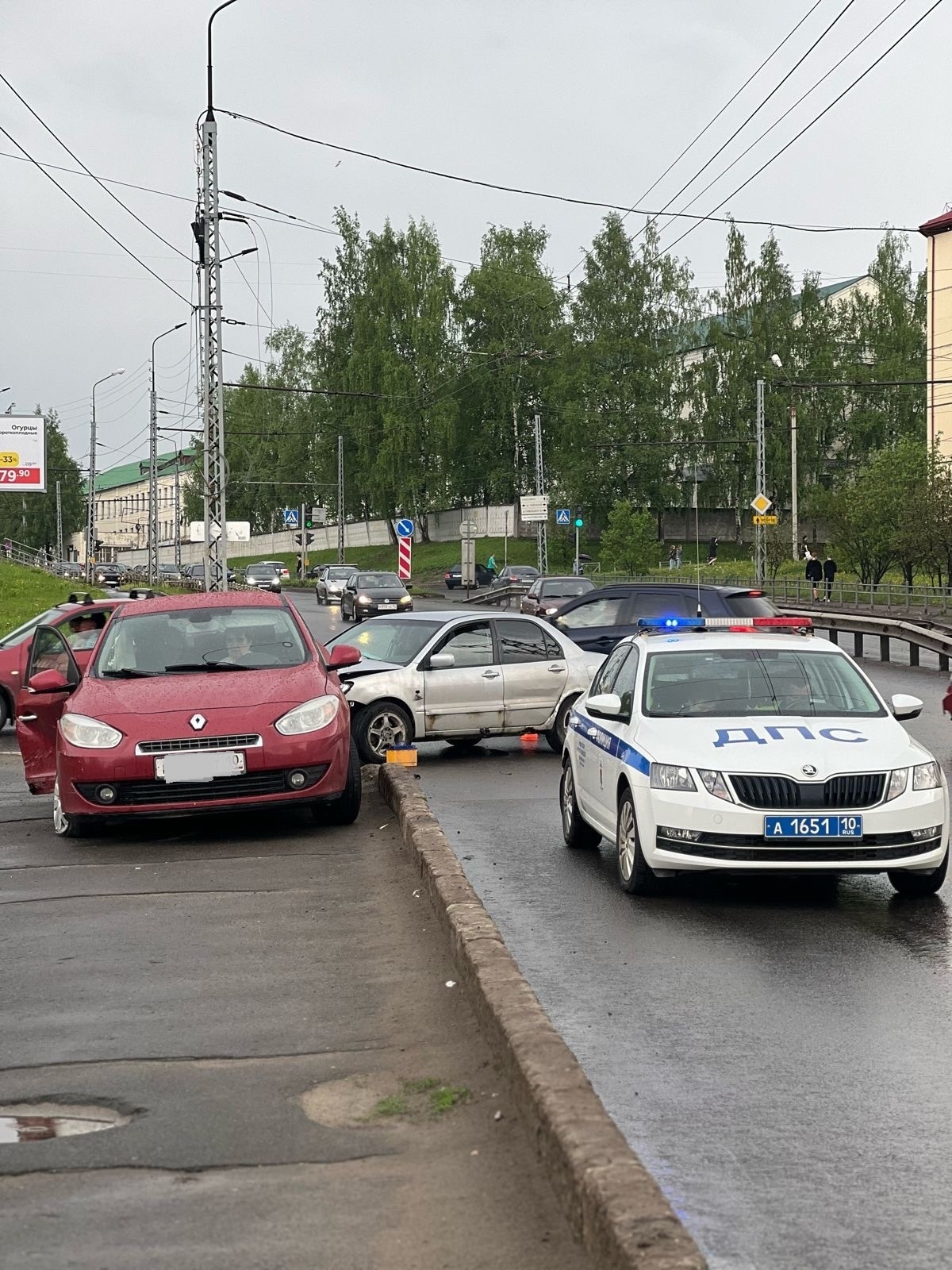 После жесткого столкновения иномарка вылетела на тротуар на оживленном  проспекте Петрозаводска | 29.05.2024 | Новости Петрозаводска - БезФормата