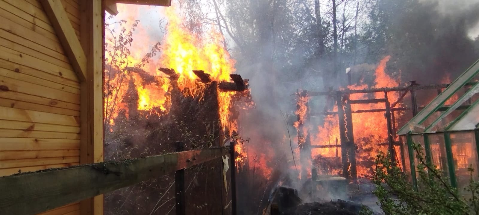 Появились кадры с места пожара в Прионежье, где из-за молнии загорелись дом  и сарай | 30.05.2024 | Новости Петрозаводска - БезФормата