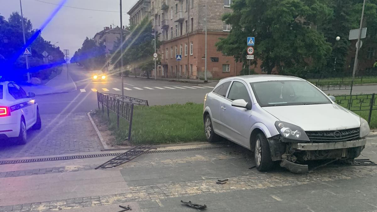 Петрозаводск ДТП вчера на Пушкинской улице. Авария Пушкинская Петрозаводск. Авария с микроавтобусом Карельский проспект Петрозаводск.