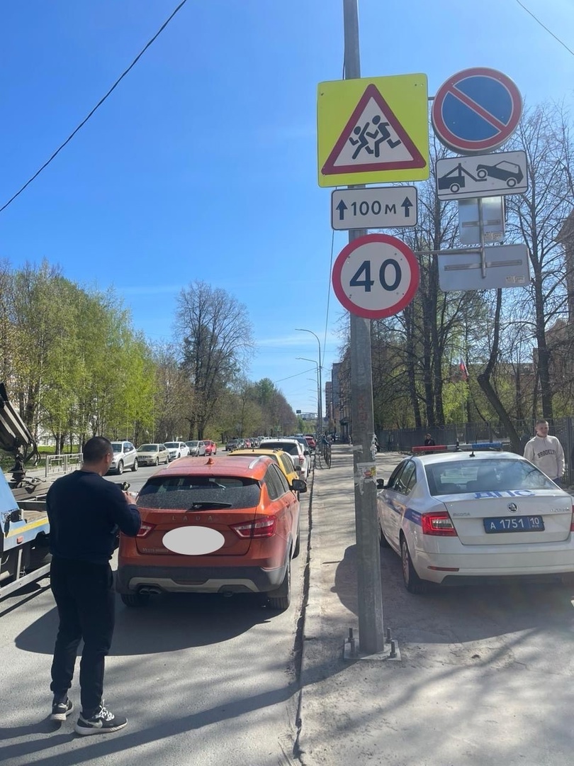 В центре Петрозаводска эвакуировали припаркованные автомобили | СТОЛИЦА на  Онего