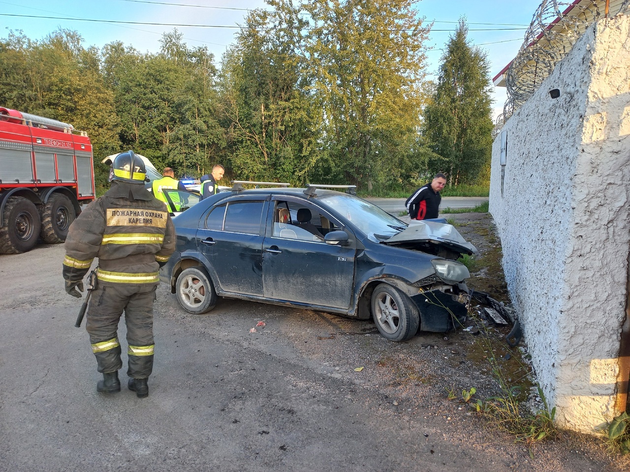 Водитель отправил авто в стену под Петрозаводском в попытке скрыться от ДПС  | 20.08.2023 | Новости Петрозаводска - БезФормата