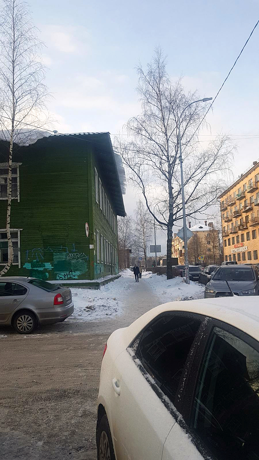 Снежные глыбы угрожают упасть на головы пешеходов в центре Петрозаводска  (ФОТО) | 21.01.2022 | Новости Петрозаводска - БезФормата