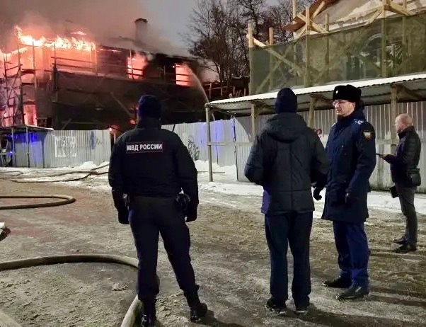 Прокуратура начала проверку по факту пожара в историческом здании Петрозаводска