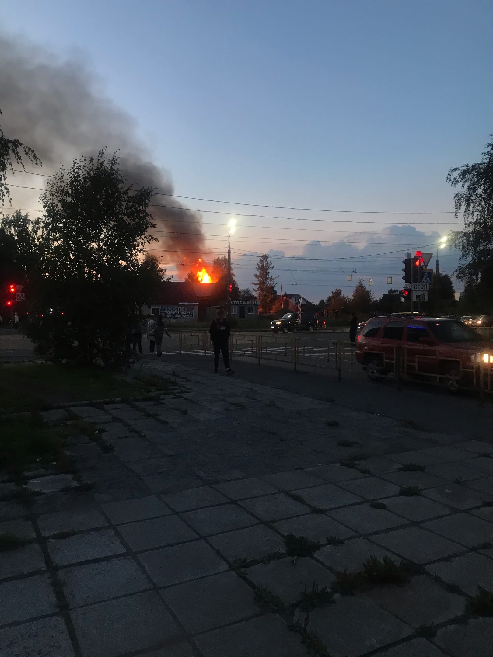 Жилой дом горит на Перевалке (ФОТО) | 03.09.2020 | Новости Петрозаводска -  БезФормата