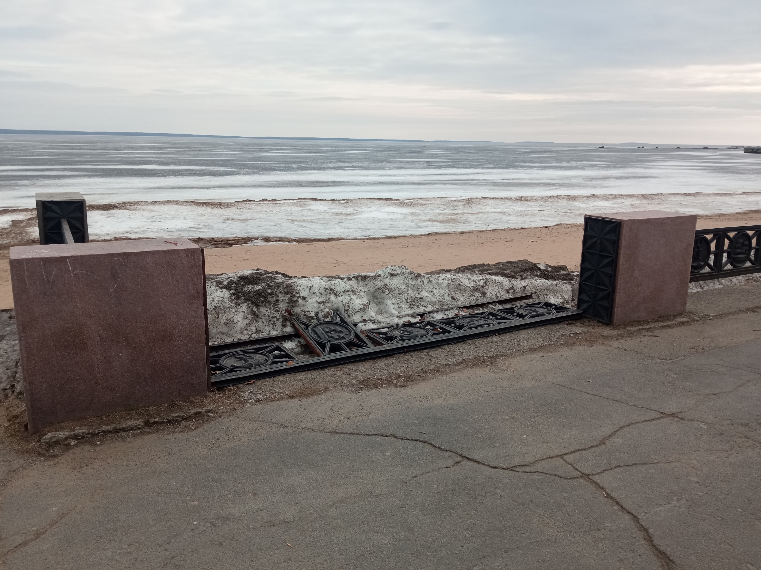 На набережной Петрозаводска упало ограждение