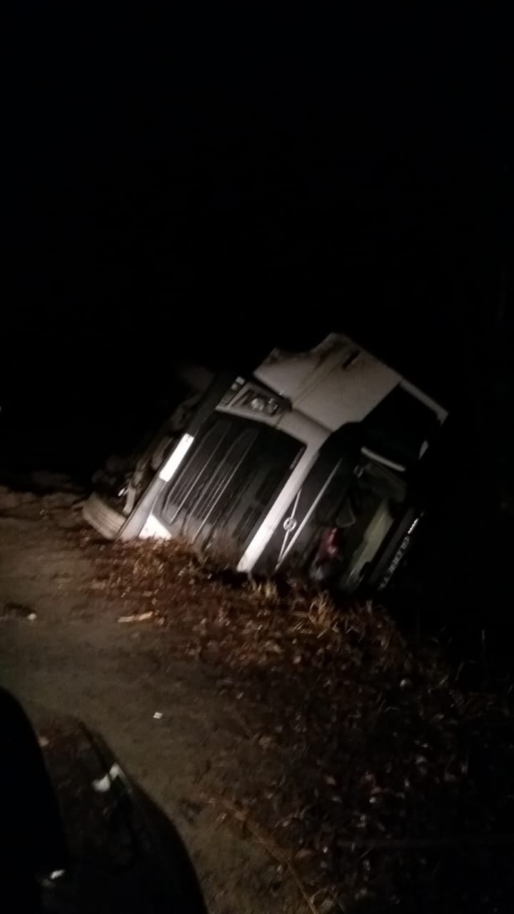 В Карелии пьяный водитель грузовика оказался в кювете (ФОТО) | СТОЛИЦА на  Онего