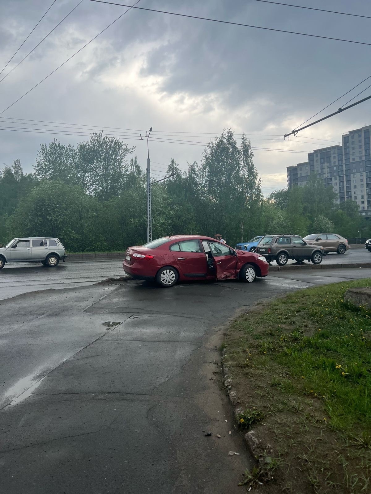 После жесткого столкновения иномарка вылетела на тротуар на оживленном  проспекте Петрозаводска | 29.05.2024 | Новости Петрозаводска - БезФормата