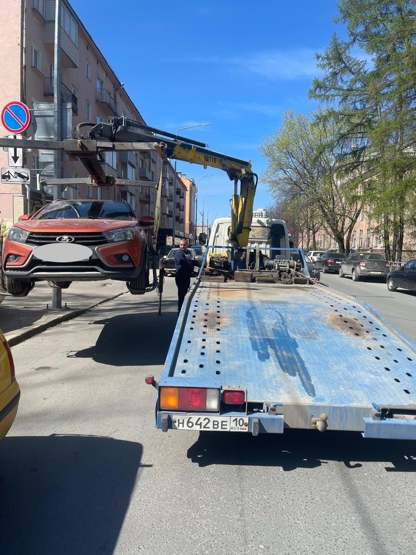 В центре Петрозаводска эвакуировали припаркованные автомобили | СТОЛИЦА на  Онего