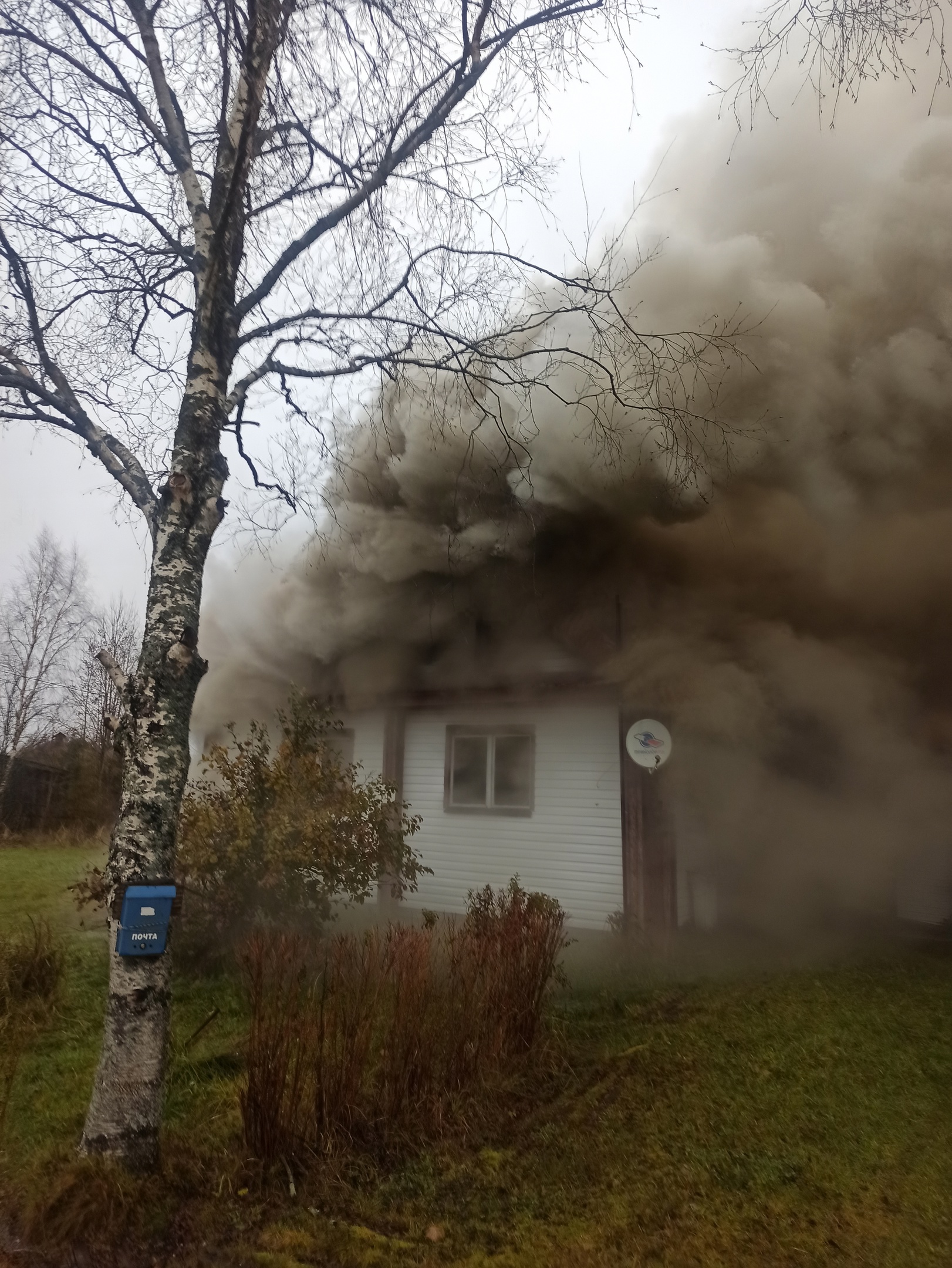 Дым клубами валил из-под крыши горящего жилого дома в одной из деревень на  юге Карелии | 07.11.2023 | Новости Петрозаводска - БезФормата