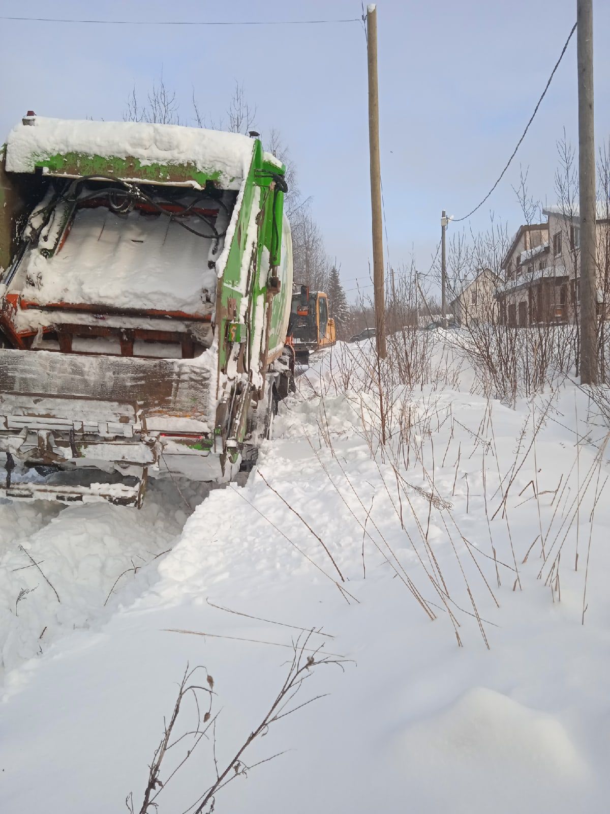 Под мусоровоз. Мусоровоз снег. Мусоровоз застрял в снегу. Вытащить мусоровоз с Ужовка Нижегородская область. Мусоровоз под дождем и снегом.