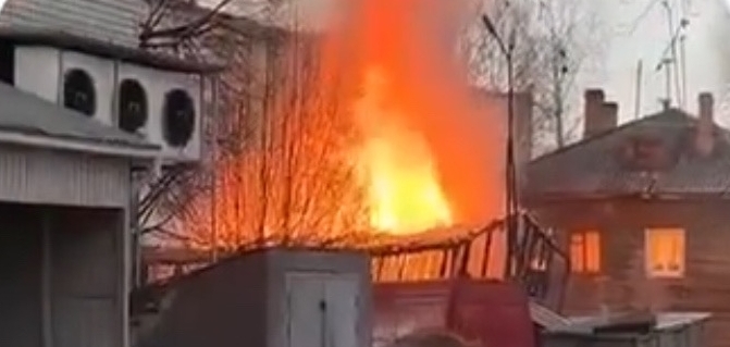 В Петрозаводске пожарные тушат хозпостройку рядом с жилыми домами