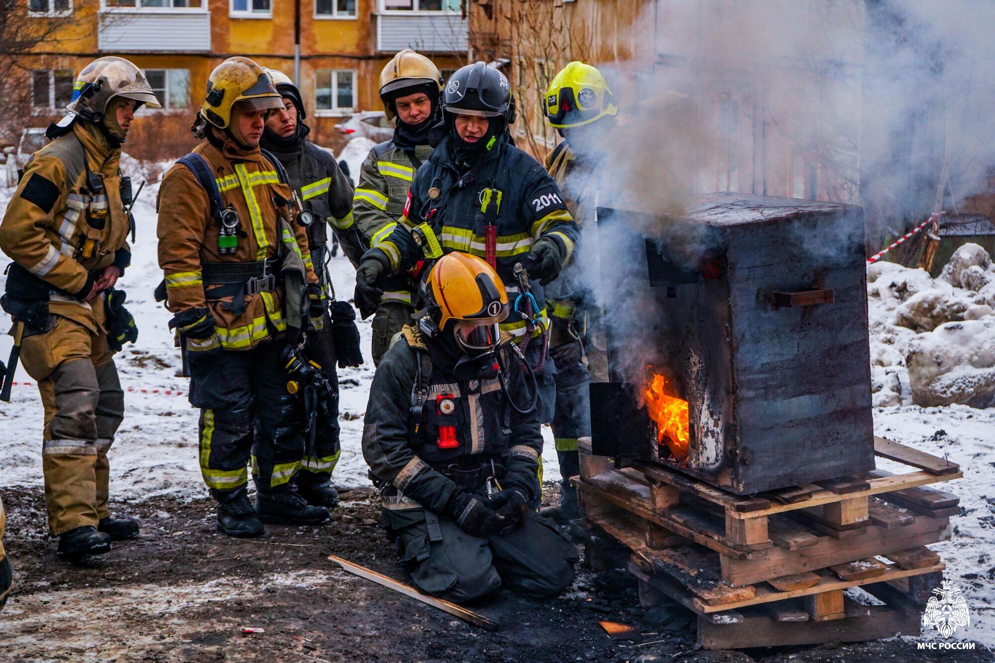 pozharnye-iz-rossii-serbii-belarusi-i-armenii-proveli-sovmestnuyu-trenirovku-v-petrozavodske_17728185341263176386.jpg