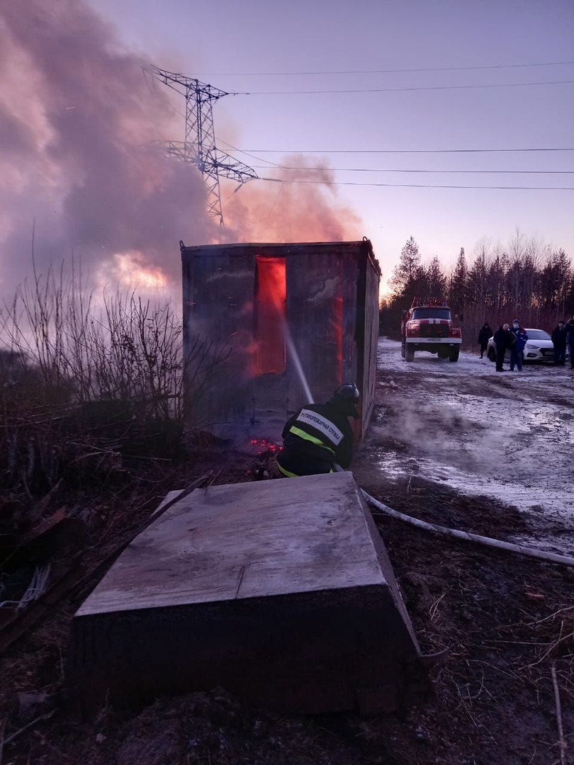 Возле пожарки. Пожар вагончик. Сгоревший вагончик. 22.04 Пожар в Вельске.