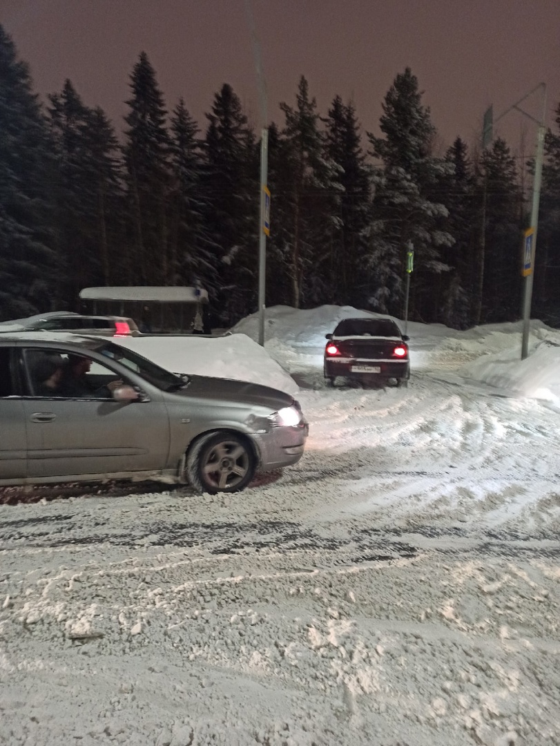 Автомобили в Петрозаводске разъезжают по островку безопасности на  разделительной полосе (ФОТО) | СТОЛИЦА на Онего