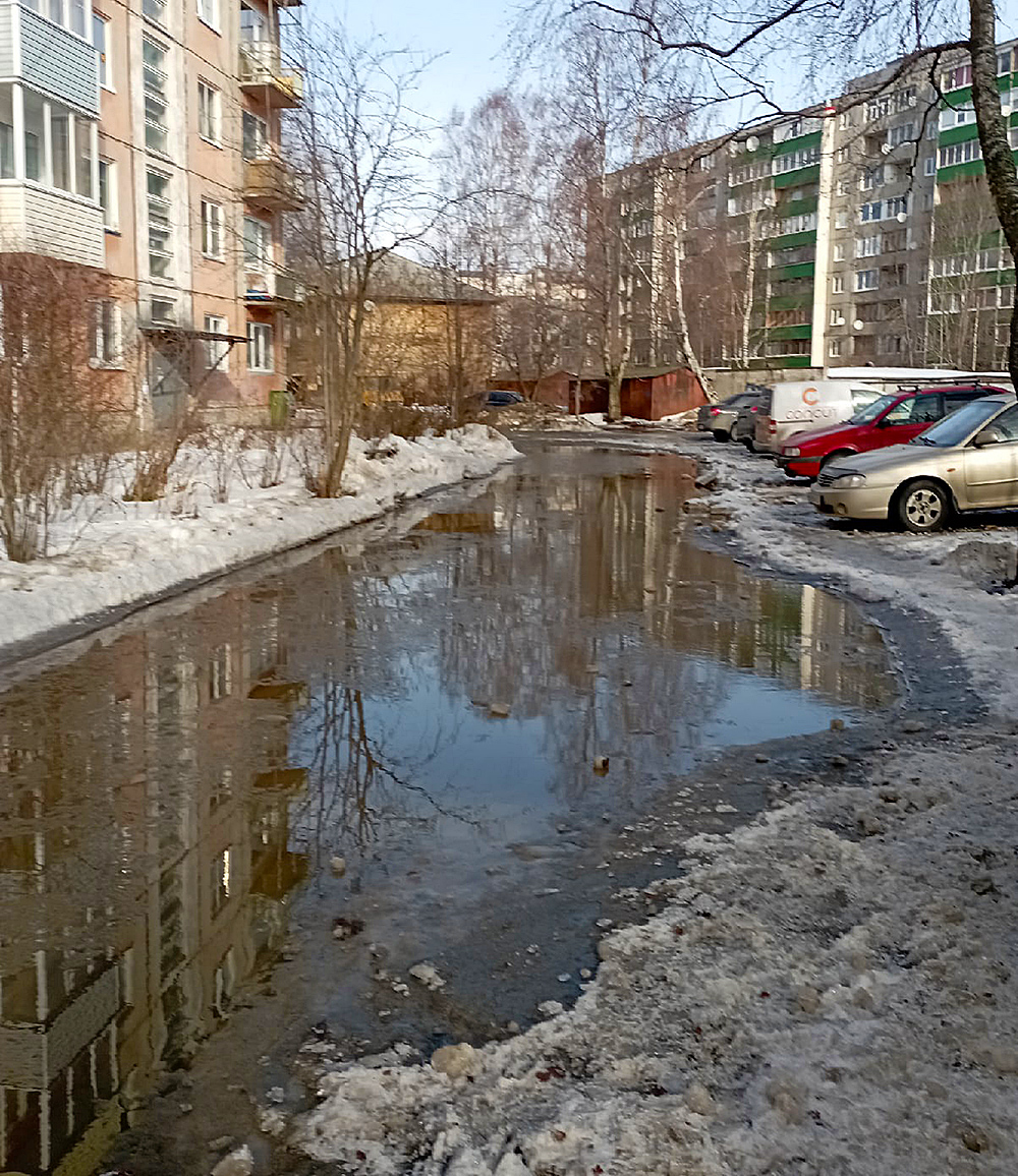 В Петрозаводске двор превратился в озеро из-за талых вод (ФОТОФАКТ) |  СТОЛИЦА на Онего